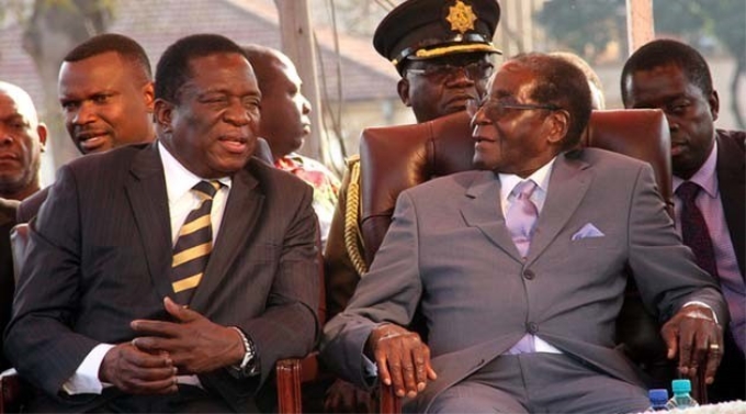 Ông Emmerson Mnangagwa (trái) trong một sự kiện cùng ông Robert Mugabe. Ảnh: The Zimbabwe Mail